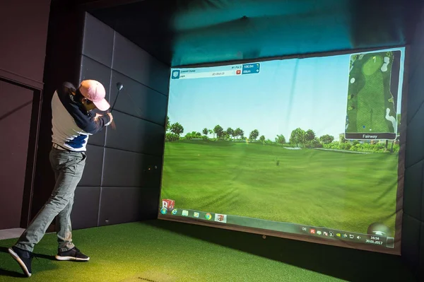 Tư thế đánh golf khi chơi trong nhà cần chuẩn xác