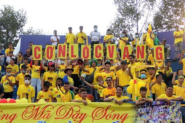 Cổ động viên CLB Đông Á Thanh Hóa ví đội bóng là Cơn lốc vàng