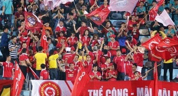 Cổ động viên CLB Viettel nhiệt thành cổ vũ cho đội nhà tại sân Hàng Đẫy