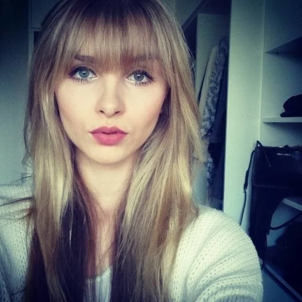 Maja trông thật quyến rũ nhưng cũng vô cùng tri thức trong tấm ảnh selfie