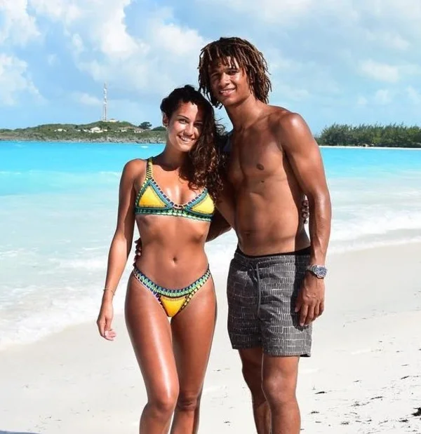 Kaylee vừa làm lễ cưới với cầu thủ Nathan Ake của tuyển Hà Lan