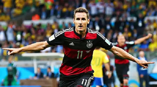 Miroslav Klose là cầu thủ ghi bàn nhiều nhất ở Bundesliga mùa 2005-2006
