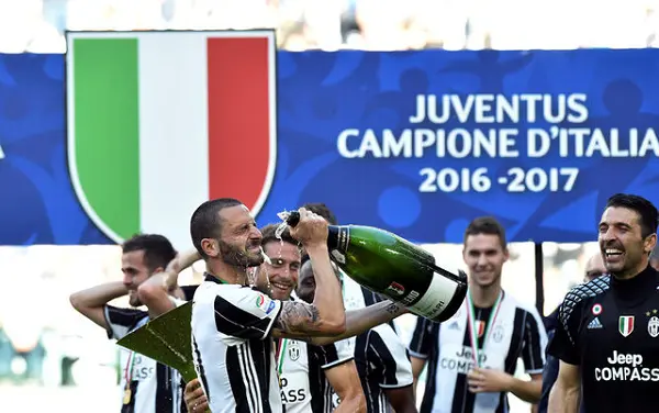 Juventus bảo vệ thành công danh hiệu vô địch lần thứ 6 liên tiếp ở Serie A 2016-2017
