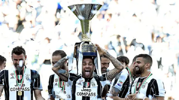 Juventus bảo vệ thành công danh hiệu vô địch lần thứ 5 liên tiếp ở Serie A 2015-16